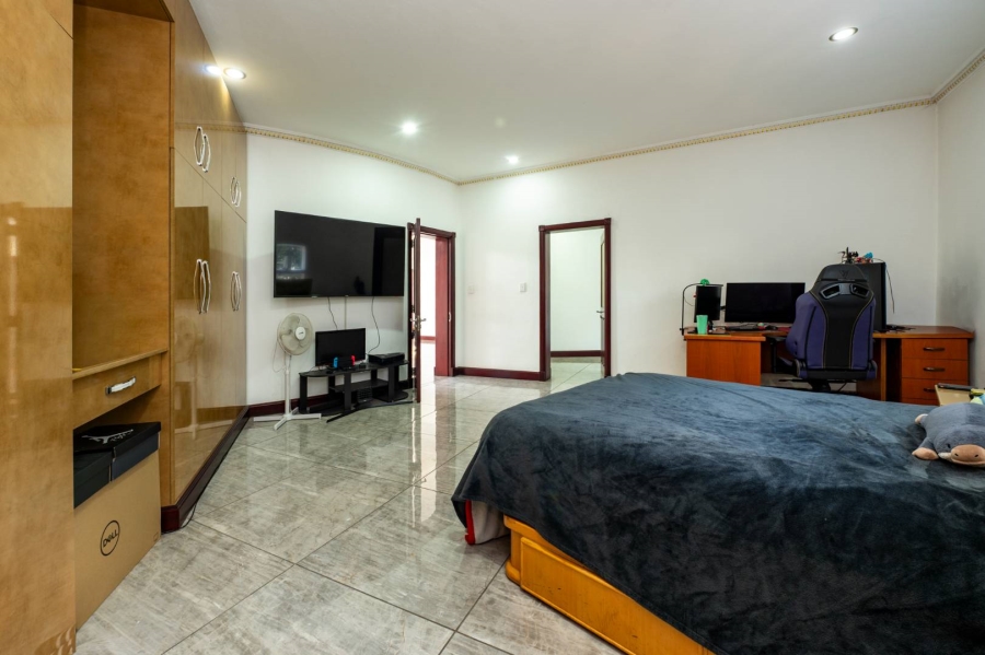 5 Bedroom Property for Sale in Oakdene Gauteng
