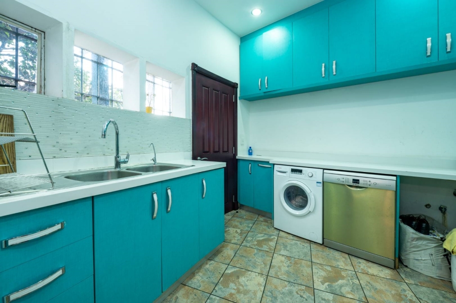 5 Bedroom Property for Sale in Oakdene Gauteng