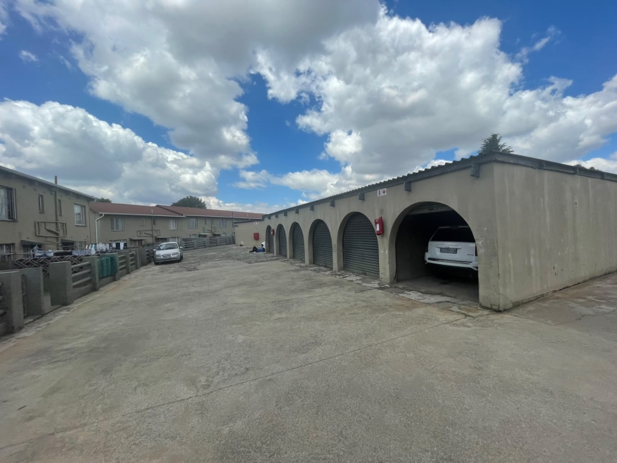 To Let 3 Bedroom Property for Rent in Rhodesfield Gauteng