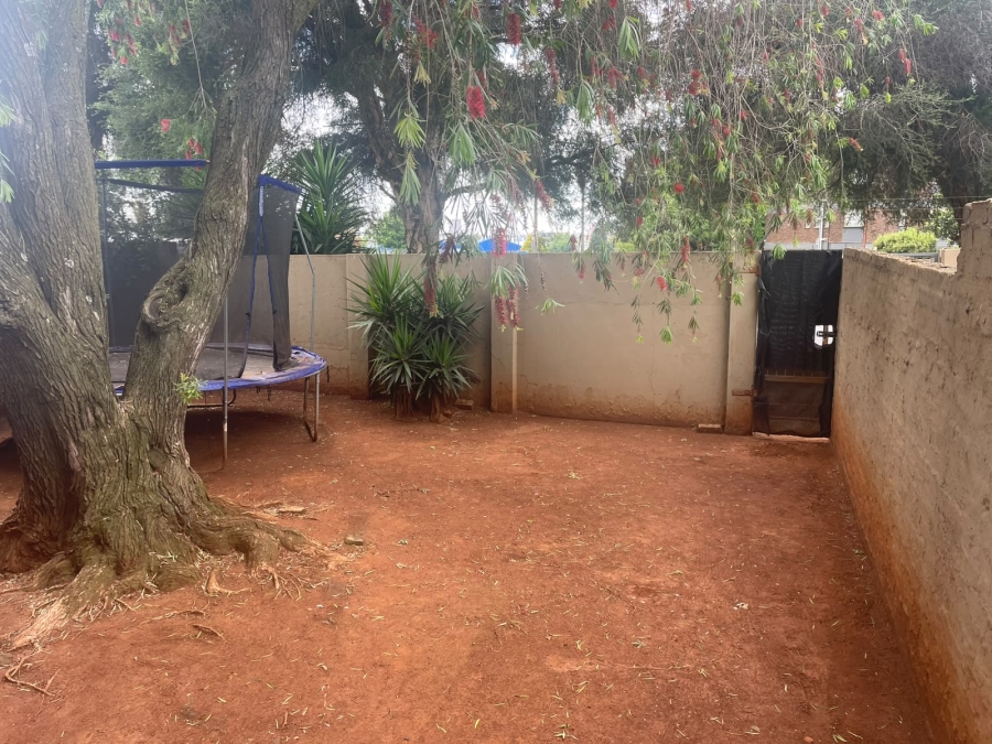 To Let 3 Bedroom Property for Rent in Rhodesfield Gauteng