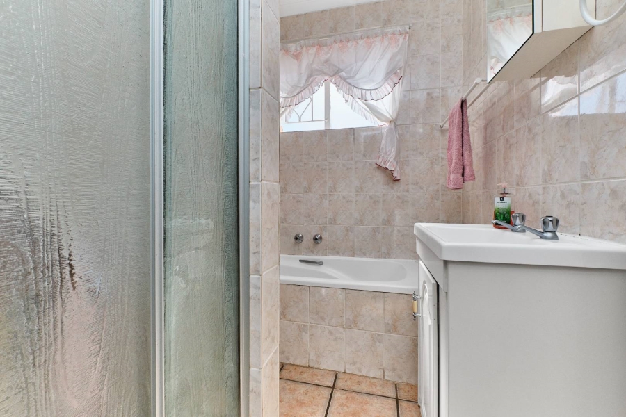 2 Bedroom Property for Sale in Wilro Park Gauteng