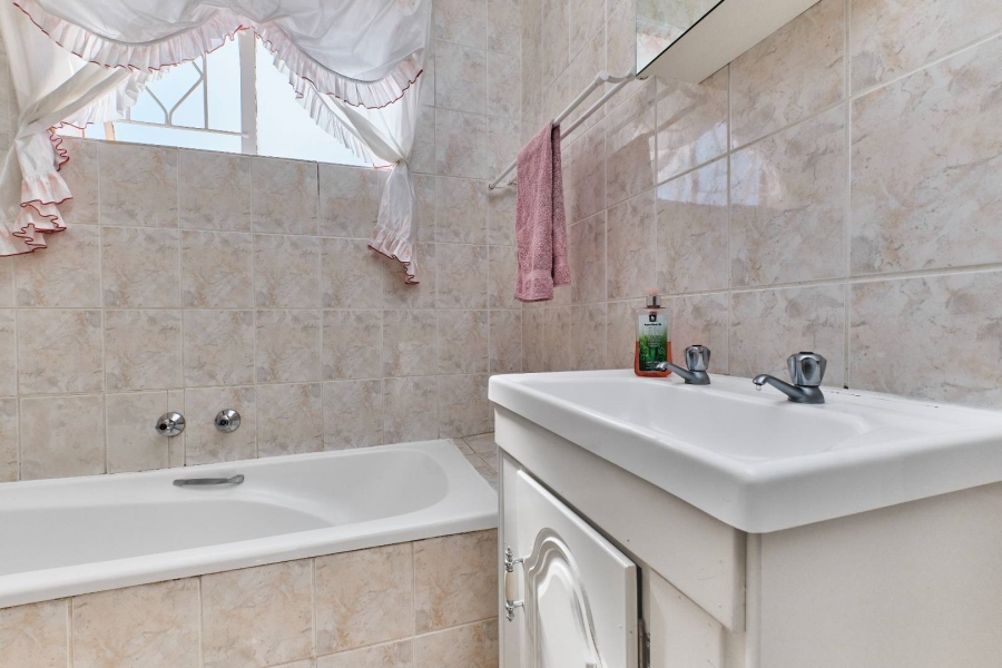 2 Bedroom Property for Sale in Wilro Park Gauteng