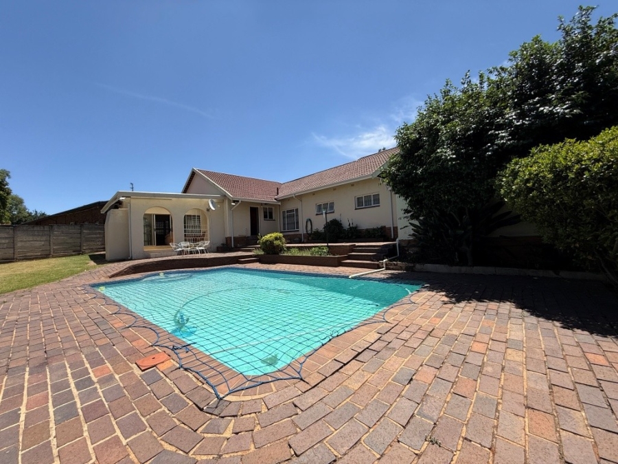 4 Bedroom Property for Sale in Discovery Gauteng