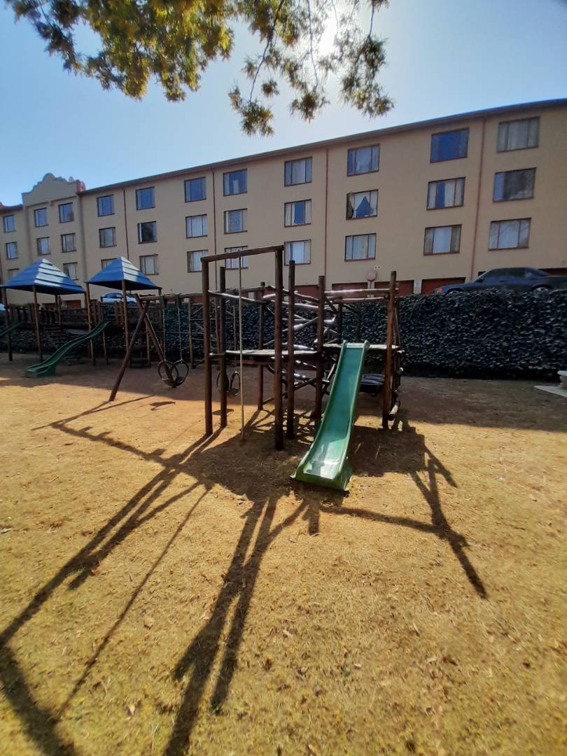 2 Bedroom Property for Sale in Helderkruin Gauteng