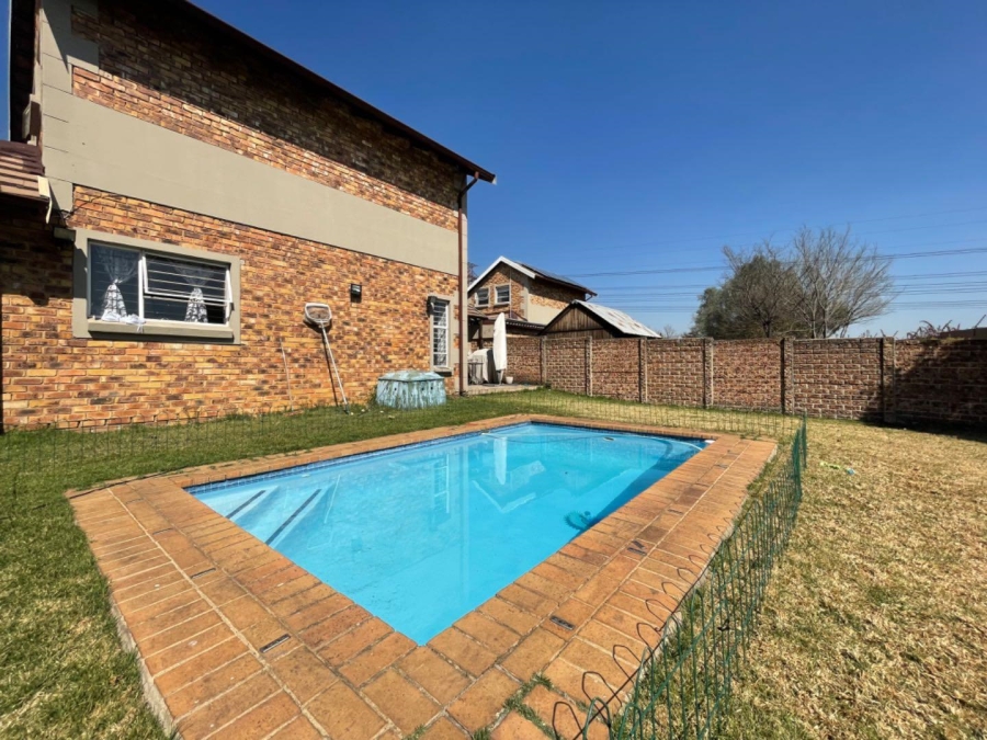 3 Bedroom Property for Sale in Birchleigh Gauteng