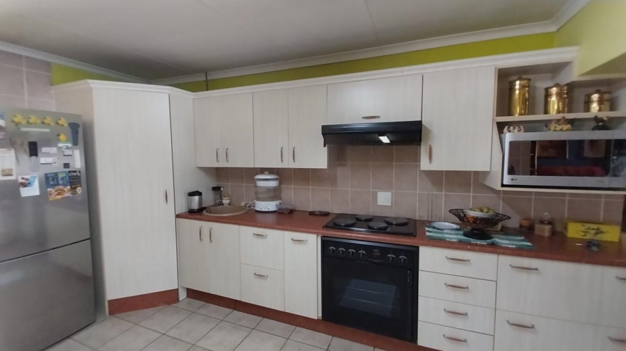 5 Bedroom Property for Sale in Mooikloof Gauteng