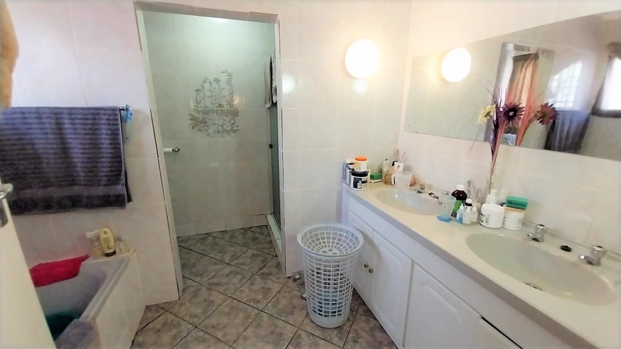 5 Bedroom Property for Sale in Mooikloof Gauteng