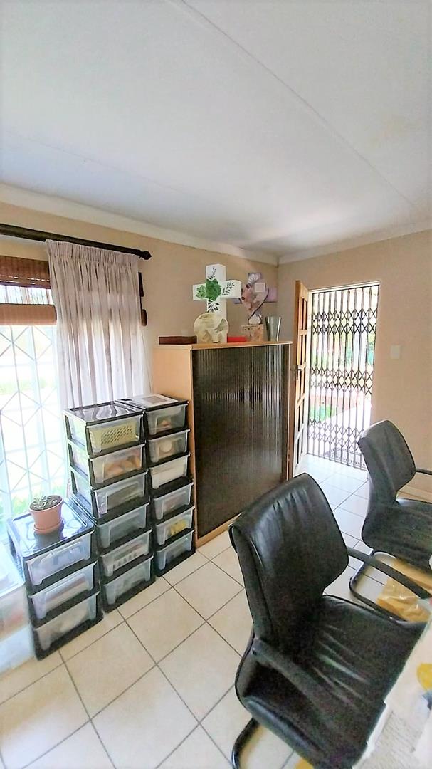 5 Bedroom Property for Sale in Mooikloof Gauteng