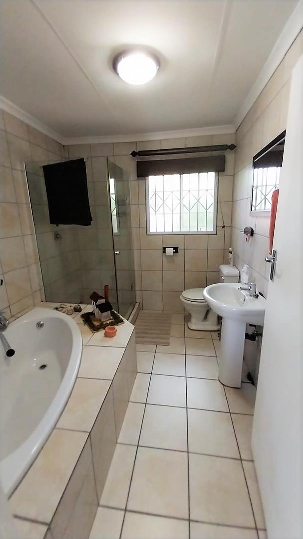 5 Bedroom Property for Sale in Mooikloof Gauteng