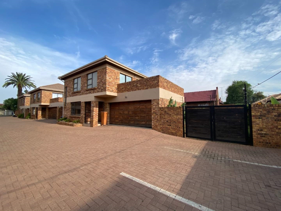 3 Bedroom Property for Sale in New Redruth Gauteng