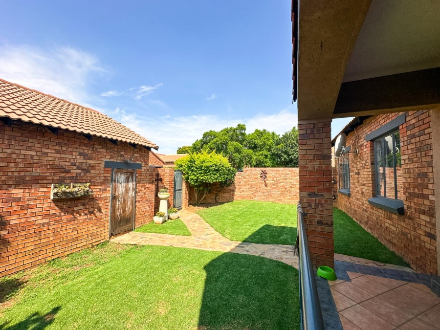 To Let 2 Bedroom Property for Rent in Mooikloof Ridge Gauteng