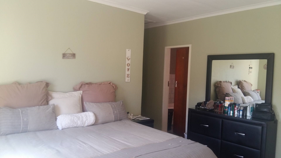 To Let 3 Bedroom Property for Rent in Lindhaven Gauteng