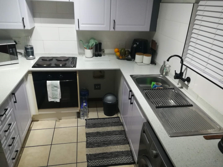 To Let 2 Bedroom Property for Rent in Die Hoewes Gauteng