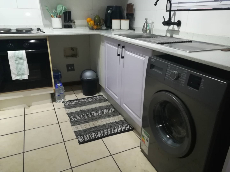 To Let 2 Bedroom Property for Rent in Die Hoewes Gauteng