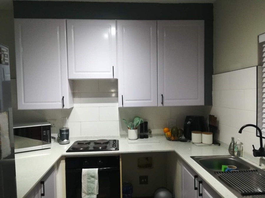 To Let 2 Bedroom Property for Rent in Die Hoewes Gauteng