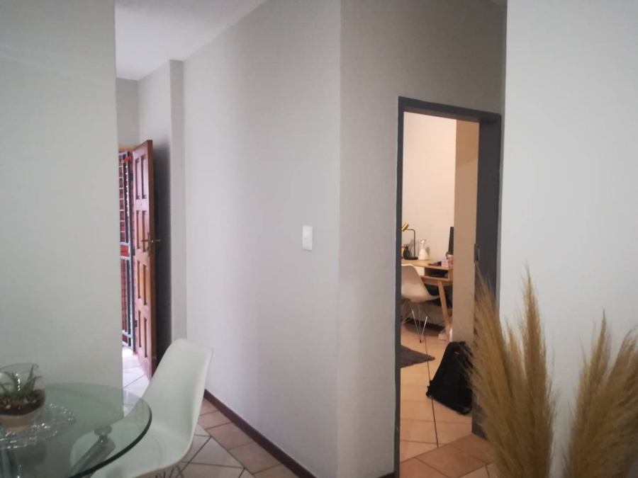 To Let 2 Bedroom Property for Rent in Die Hoewes Gauteng