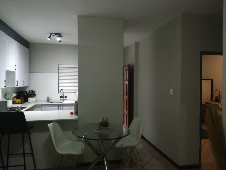 To Let 2 Bedroom Property for Rent in Die Hoewes Gauteng