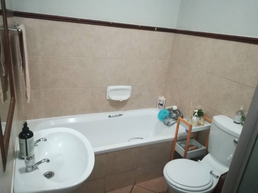 To Let 2 Bedroom Property for Rent in Die Hoewes Gauteng