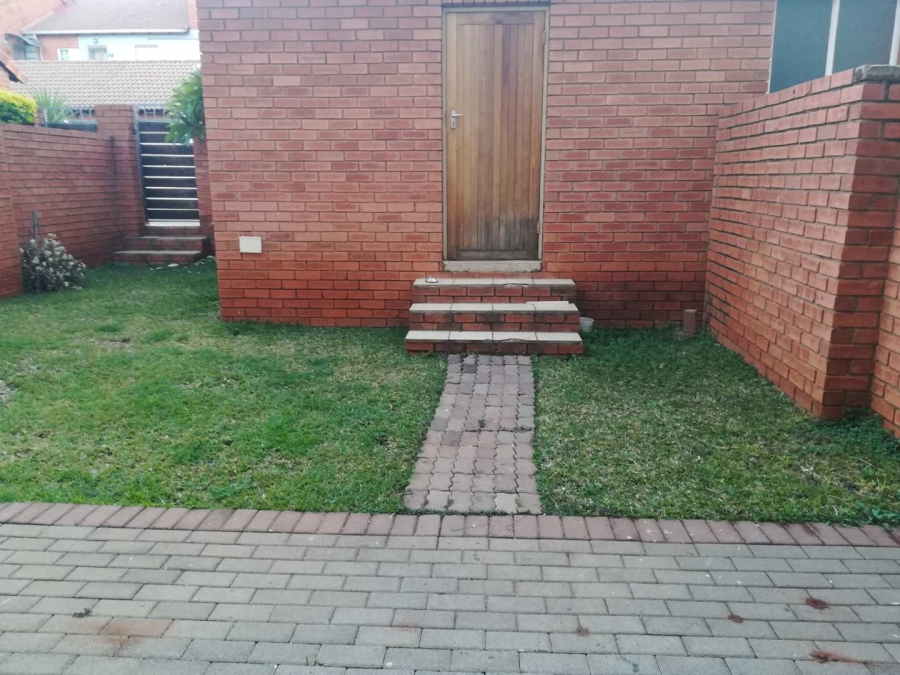 To Let 2 Bedroom Property for Rent in Die Hoewes Gauteng