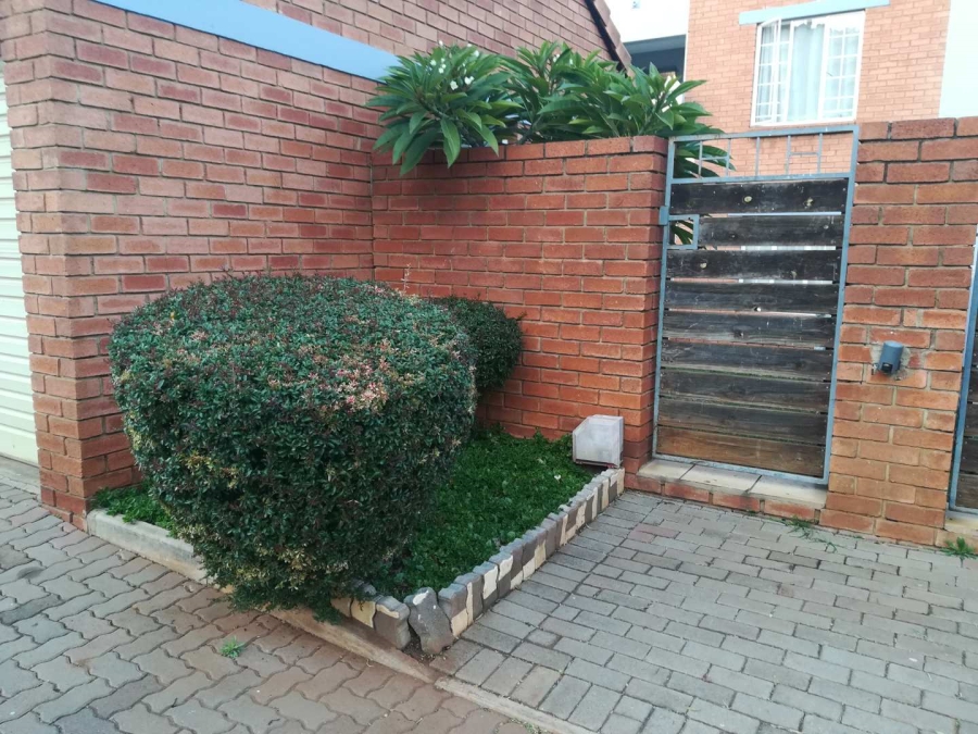 To Let 2 Bedroom Property for Rent in Die Hoewes Gauteng