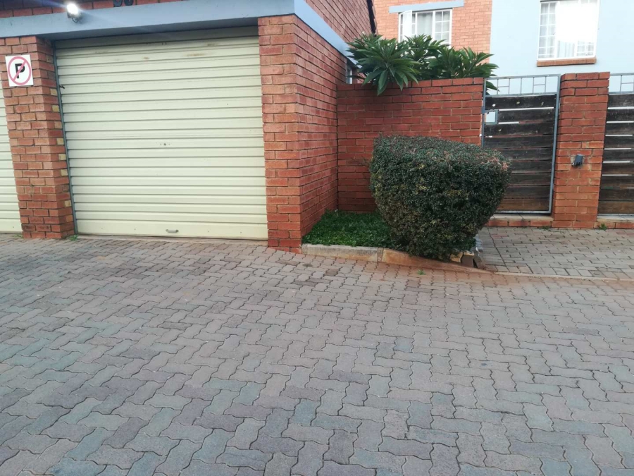 To Let 2 Bedroom Property for Rent in Die Hoewes Gauteng
