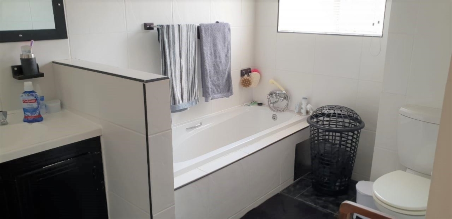 To Let 3 Bedroom Property for Rent in Brackenhurst Gauteng