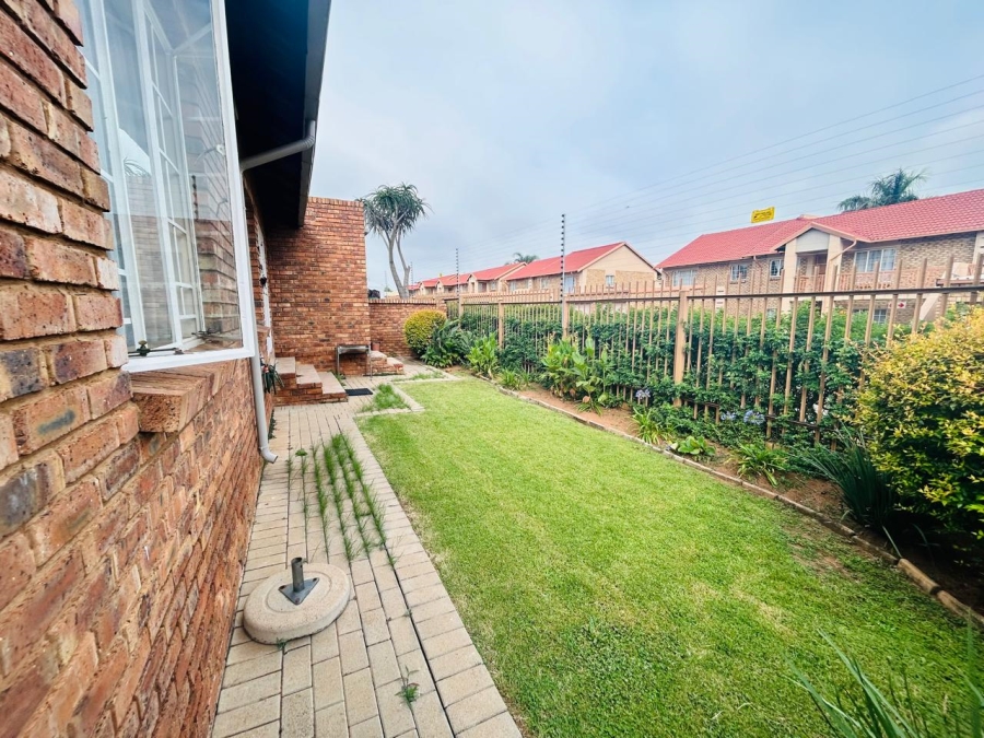 2 Bedroom Property for Sale in Rooihuiskraal North Gauteng