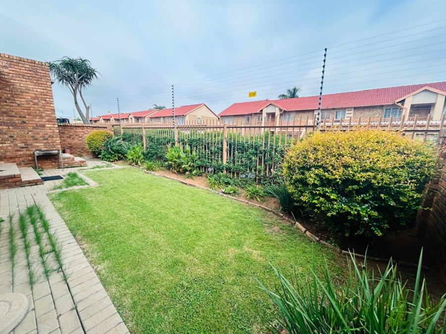 2 Bedroom Property for Sale in Rooihuiskraal North Gauteng