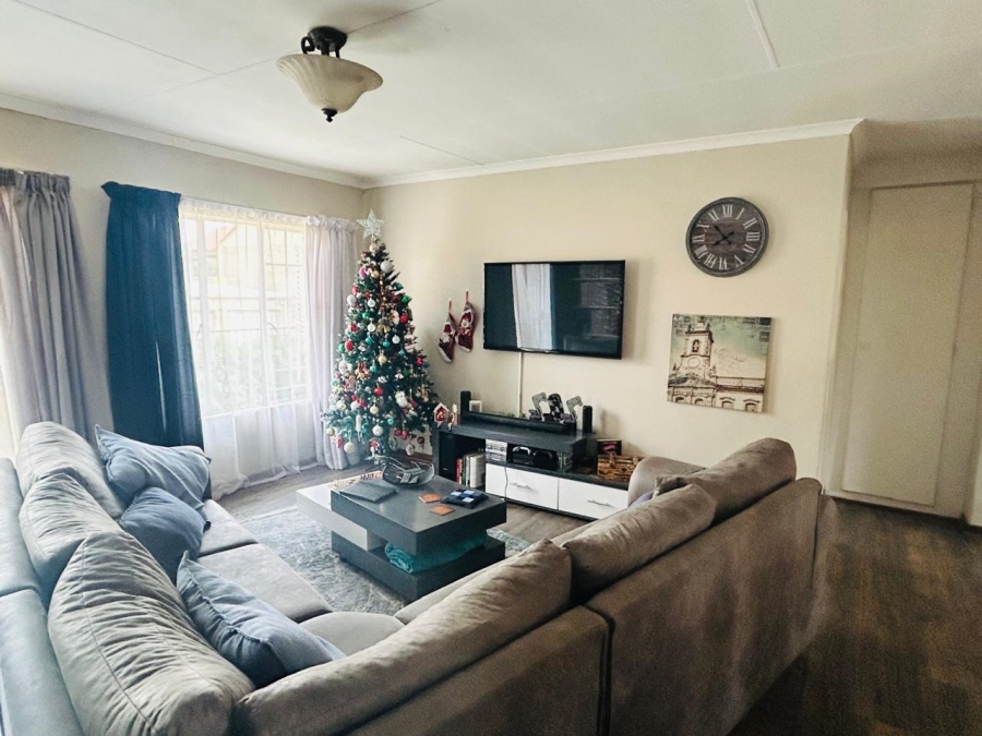2 Bedroom Property for Sale in Rooihuiskraal North Gauteng