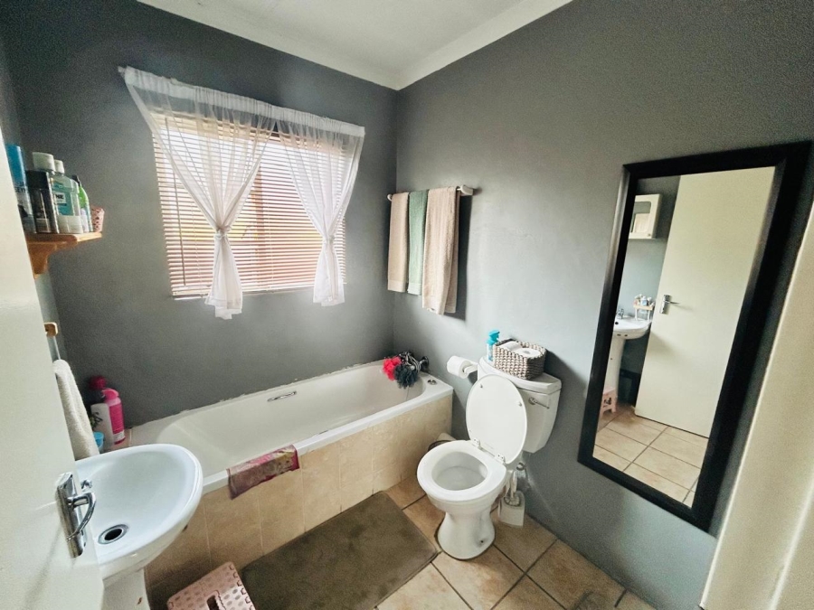 2 Bedroom Property for Sale in Rooihuiskraal North Gauteng