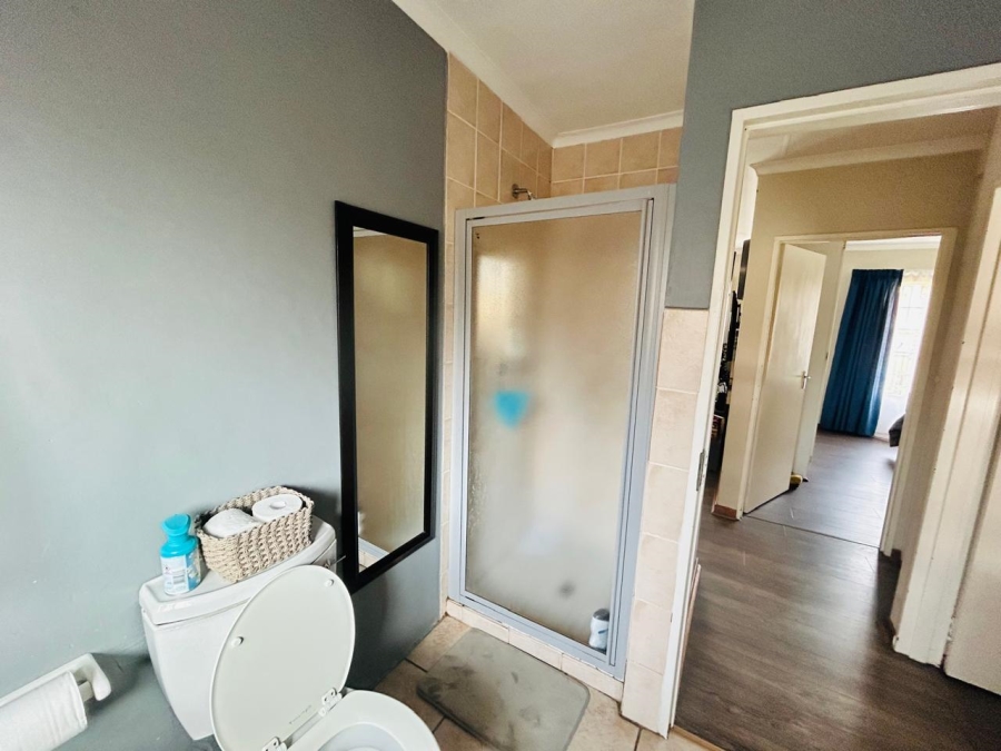 2 Bedroom Property for Sale in Rooihuiskraal North Gauteng