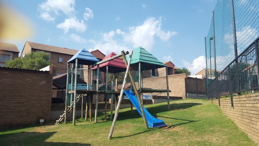 To Let 2 Bedroom Property for Rent in Vorna Valley Gauteng