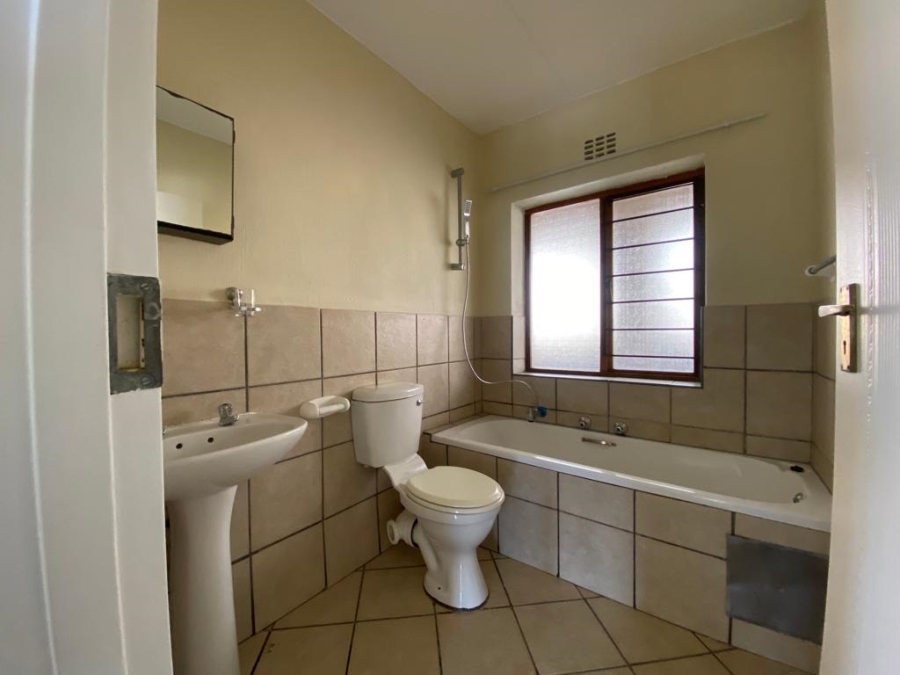 2 Bedroom Property for Sale in Constantia Kloof Gauteng