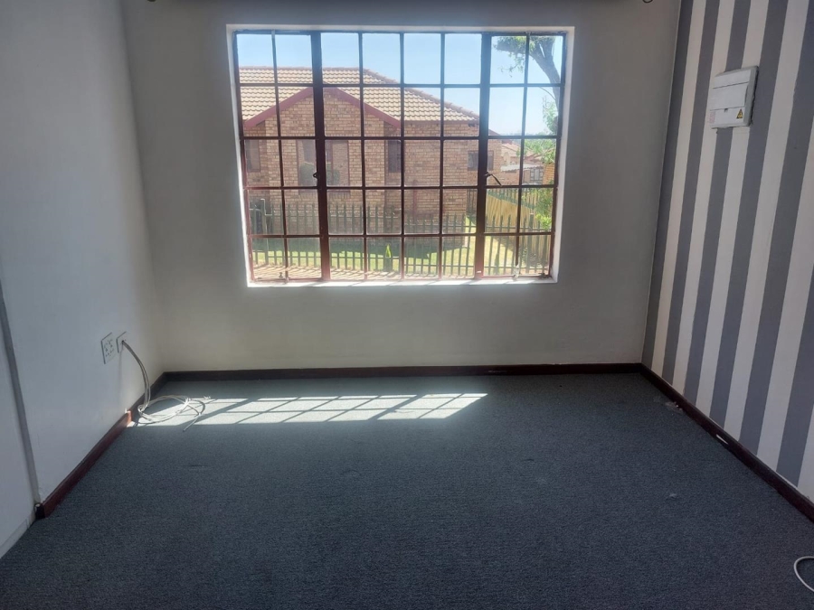 To Let 2 Bedroom Property for Rent in South Crest Gauteng