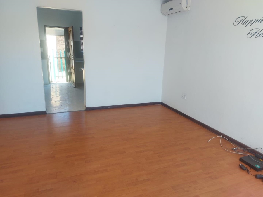 To Let 2 Bedroom Property for Rent in South Crest Gauteng