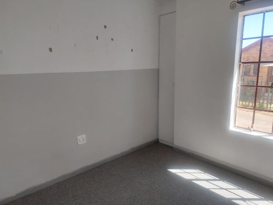 To Let 2 Bedroom Property for Rent in South Crest Gauteng