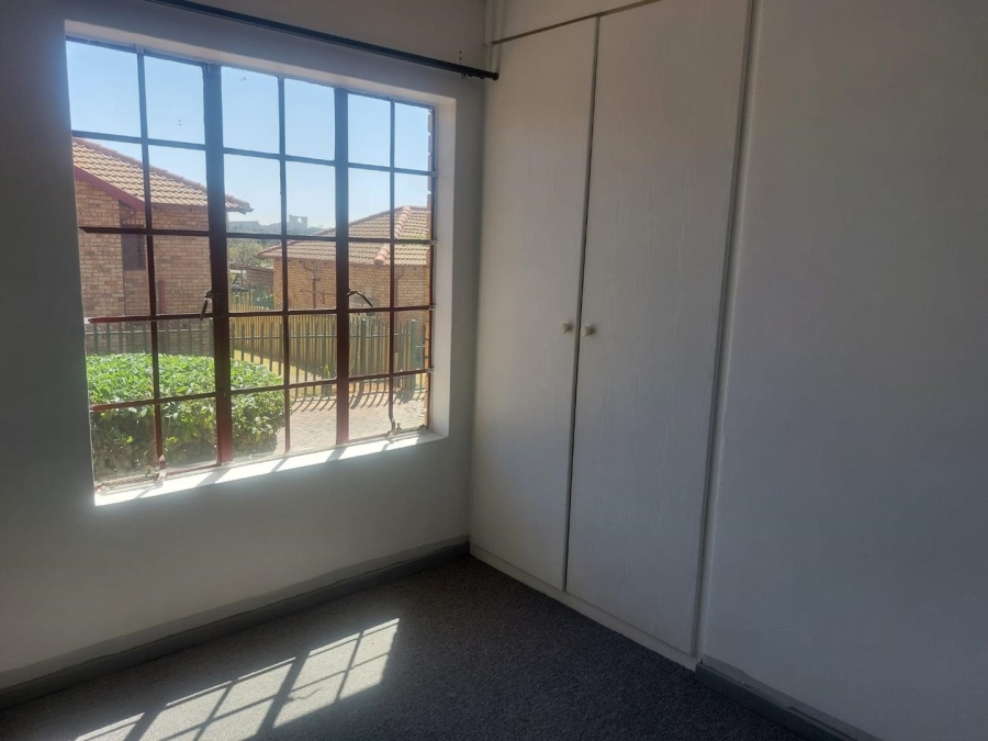 To Let 2 Bedroom Property for Rent in South Crest Gauteng