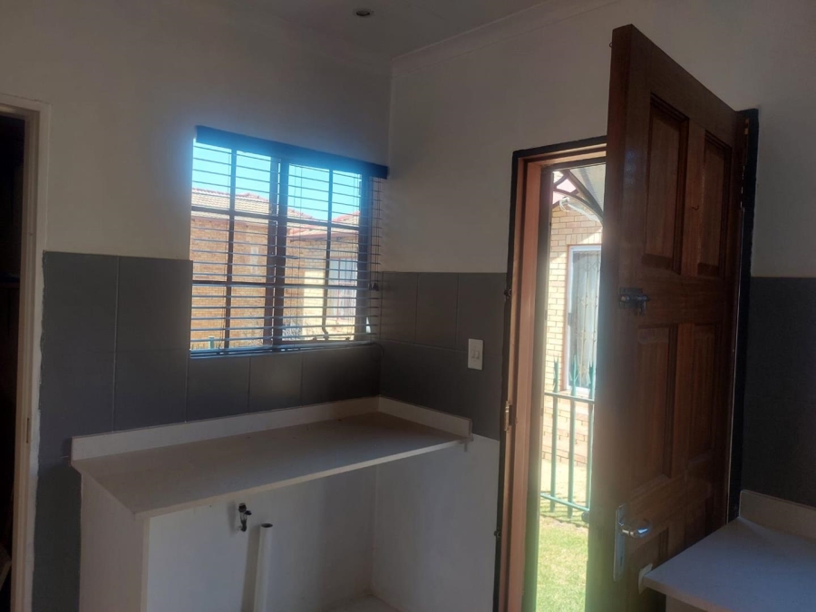 To Let 2 Bedroom Property for Rent in South Crest Gauteng