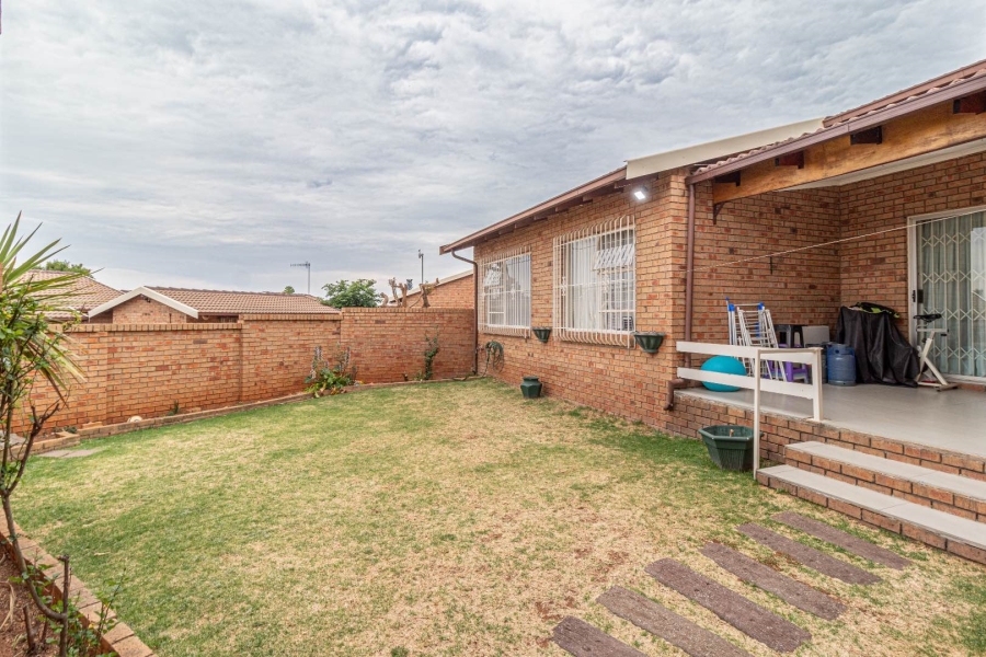 To Let 3 Bedroom Property for Rent in Helderkruin Gauteng