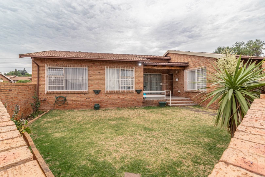 To Let 3 Bedroom Property for Rent in Helderkruin Gauteng
