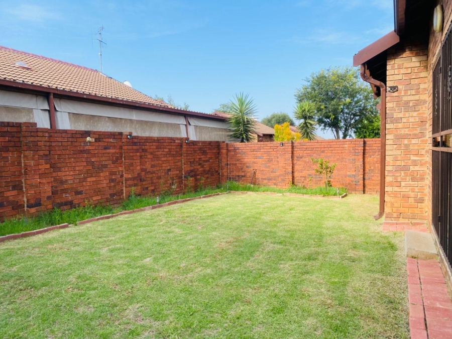 To Let 2 Bedroom Property for Rent in Noordwyk Gauteng