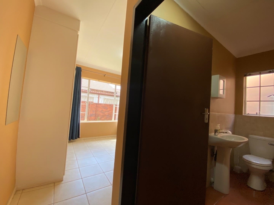 To Let 2 Bedroom Property for Rent in Noordwyk Gauteng