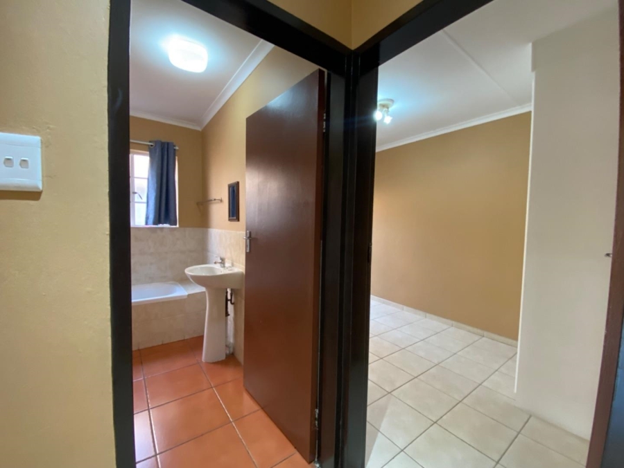 To Let 2 Bedroom Property for Rent in Noordwyk Gauteng