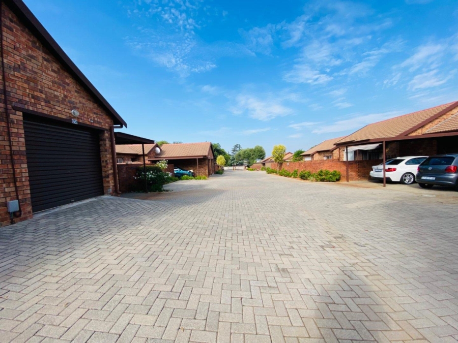 To Let 2 Bedroom Property for Rent in Noordwyk Gauteng