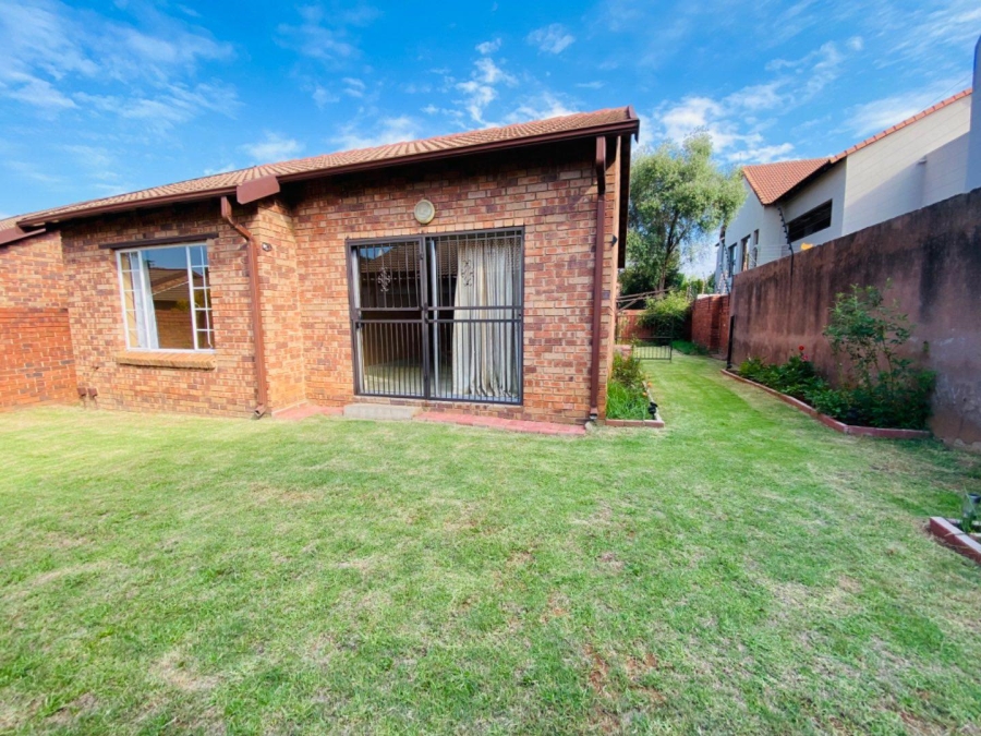 To Let 2 Bedroom Property for Rent in Noordwyk Gauteng