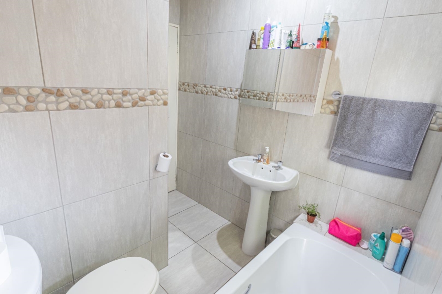 2 Bedroom Property for Sale in Wilgeheuwel Gauteng