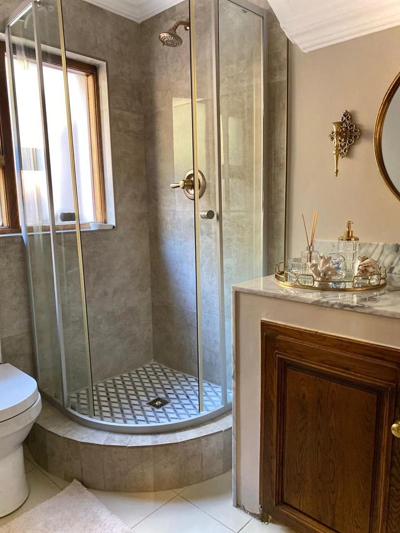 7 Bedroom Property for Sale in Mondeor Gauteng