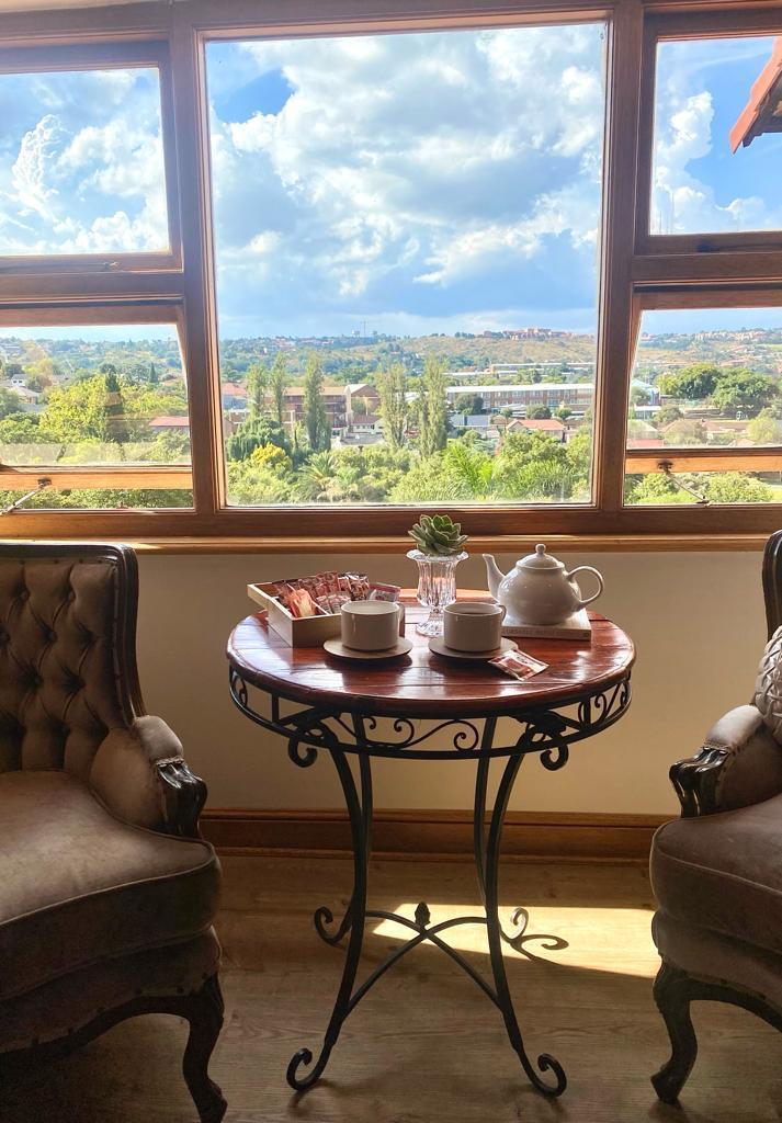 7 Bedroom Property for Sale in Mondeor Gauteng