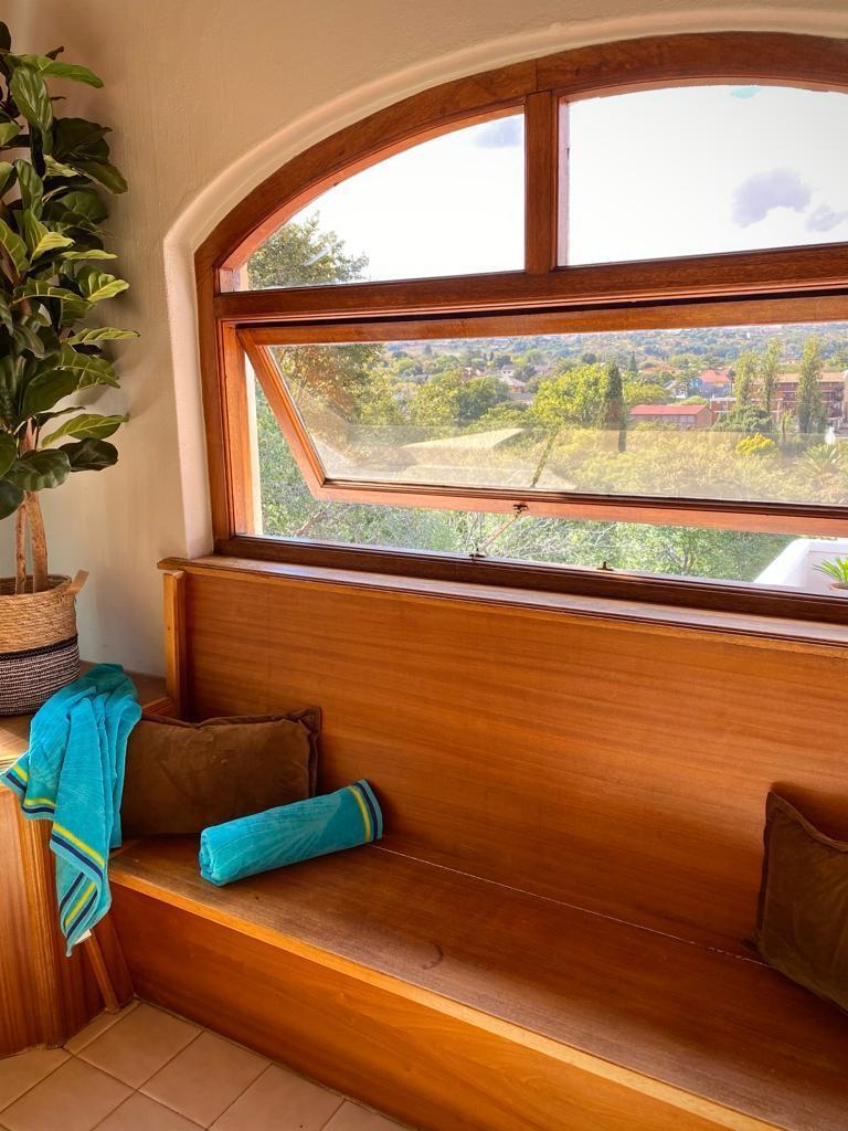 7 Bedroom Property for Sale in Mondeor Gauteng