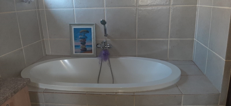 To Let 4 Bedroom Property for Rent in Six Fountains Residential Estate Gauteng